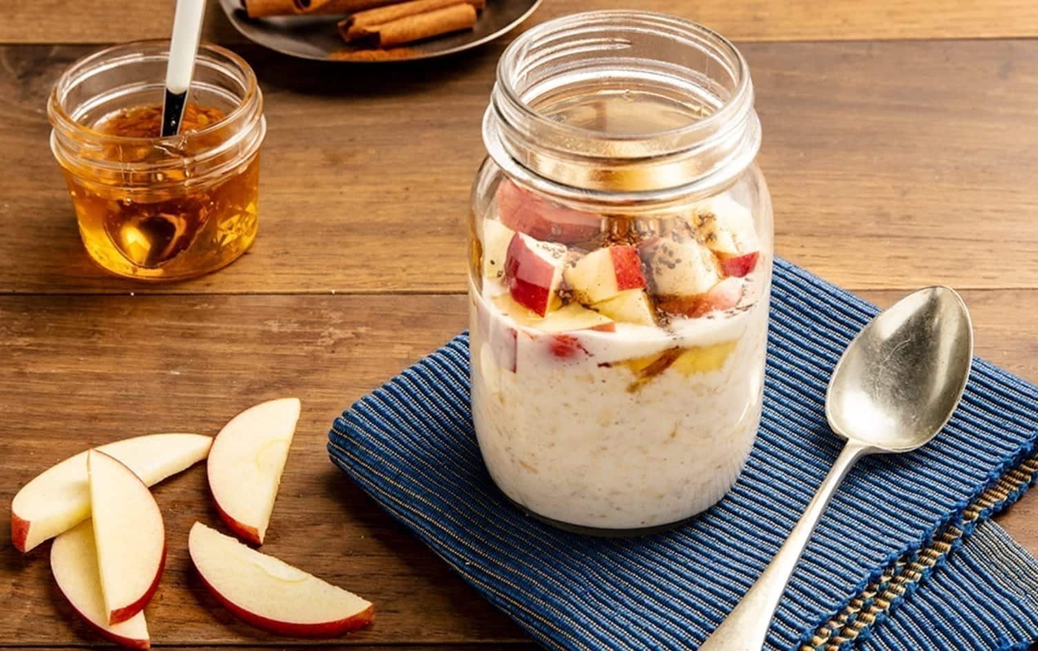 Overnight Oats with Apple Slices