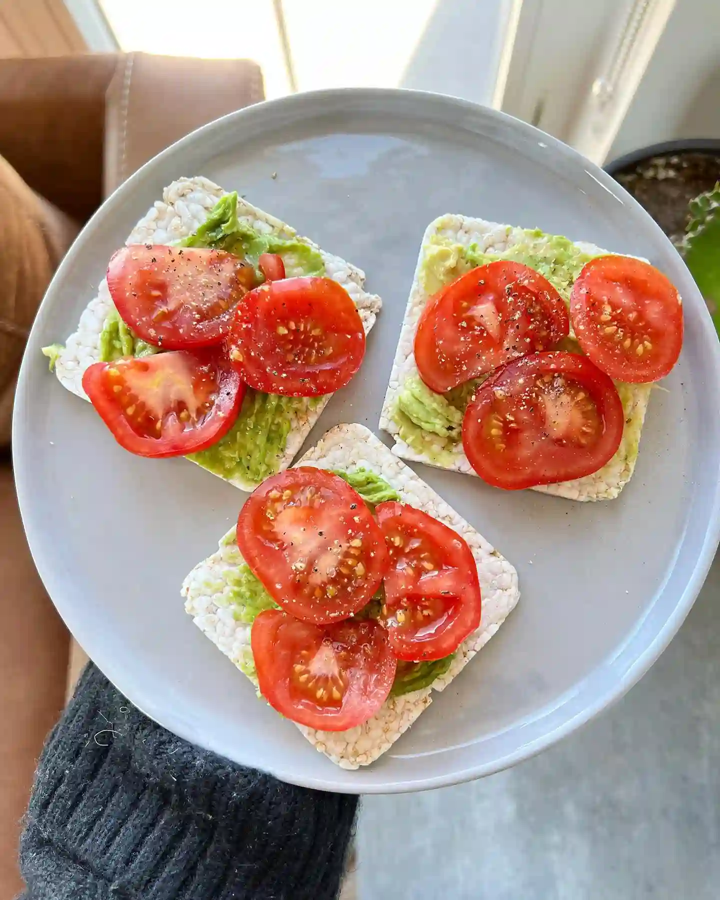 Rice cakes with avocado and tomato