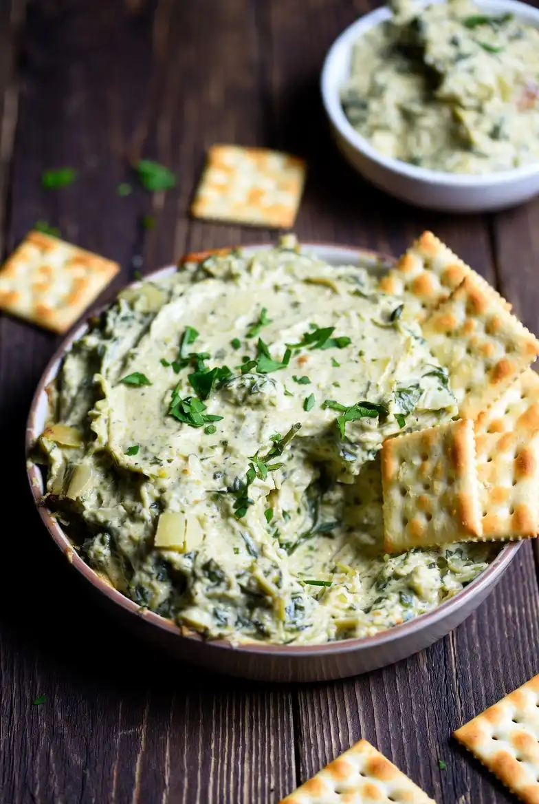 Spinach and Artichoke Dip with Crackers